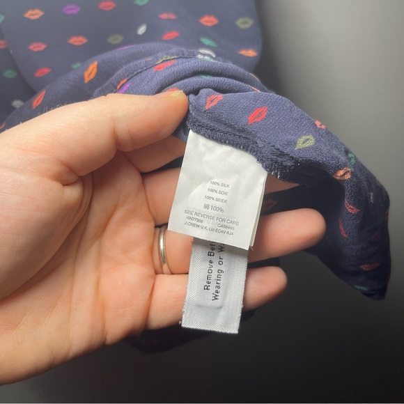 J.Crew Women’s Navy Silk Ruffle Blouse Lips kisses Print preppy Long Sleeve US 6 - Picture 7 of 10